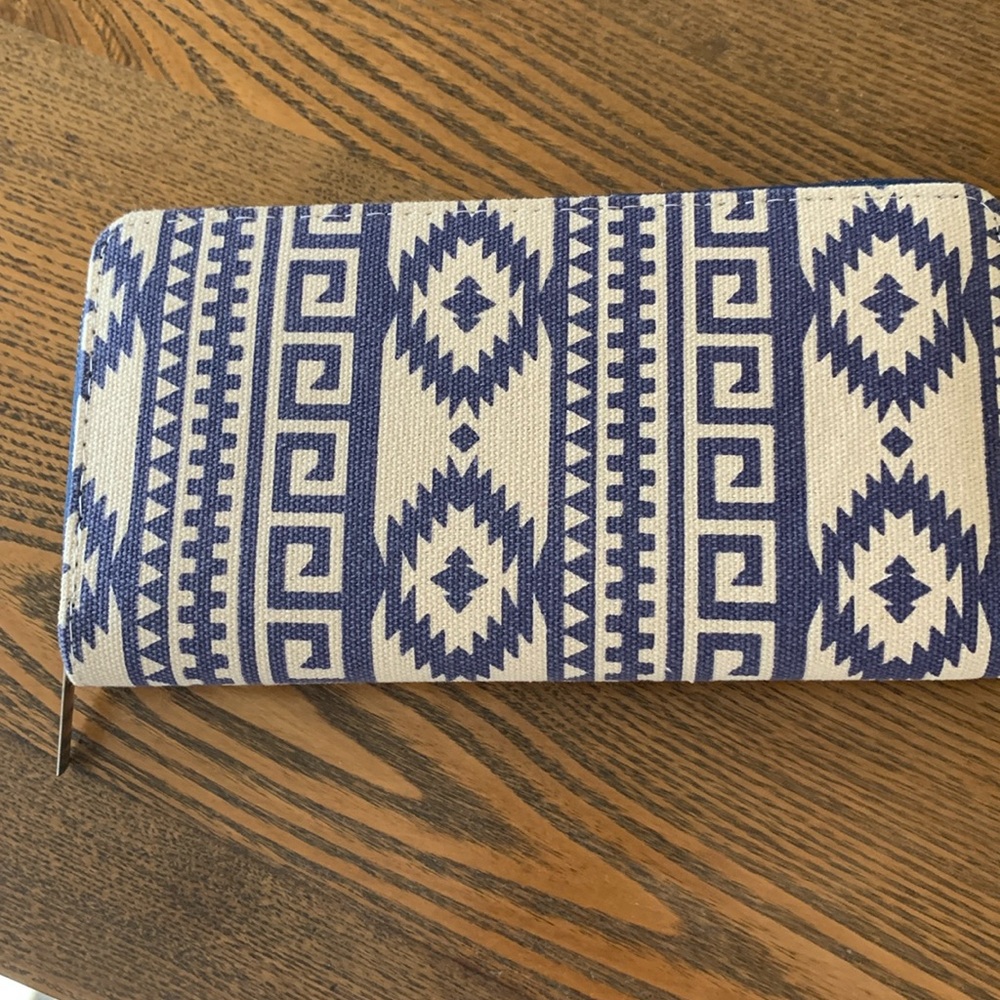 Gold Coast Aztec print zip closure wallet. Never been used.